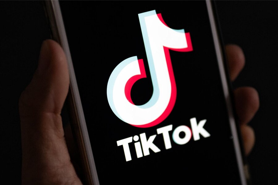 Kommentar zu Tiktok und AfD: Meinungsfreiheit deckt auch Lügen - Auf einem Smartphone wird das Logo von Tiktok angezeigt. Nun will auch die Bundesregierung die Plattform stärker nutzen.