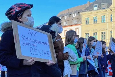 Kommentar zu Zwickauer Jugendbeirat gewählt: Gebt ihnen Verantwortung - Schüler demonstrierten 2022 vor dem Rathaus für den Erhalt von Sozialarbeiterstellen. Erfolglos.