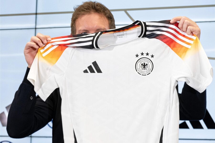 Kommentar zum Ausrüsterwechsel des DFB: Null Feingefühl - Bei der Heim-EM wird die deutsche Nationalmannschaft noch mit den drei Streifen von Adidas auflaufen. Ab 2027 wird es dann aber das Häkchen von Nike sein. Der DFB wechselt den Ausrüster.