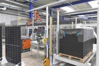 Kommentar zum geplanten Bürgerkraftwerk in Mittelsachsen: Gigantische Hoffnung - Bei Meyer Burger in Freiberg lagern Solarmodule, die für das Gigawatt-Projekt verwendet werden könnten.
