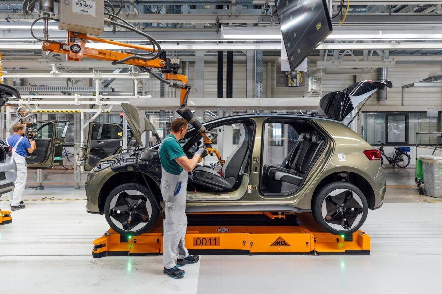Kommentar zum Stellenabbau bei VW in Sachsen: Dem Zwickauer Volkswagen-Werk steht eine längere Durststrecke bevor - Wie geht es weiter für die Produktion im Werk in Zwickau?