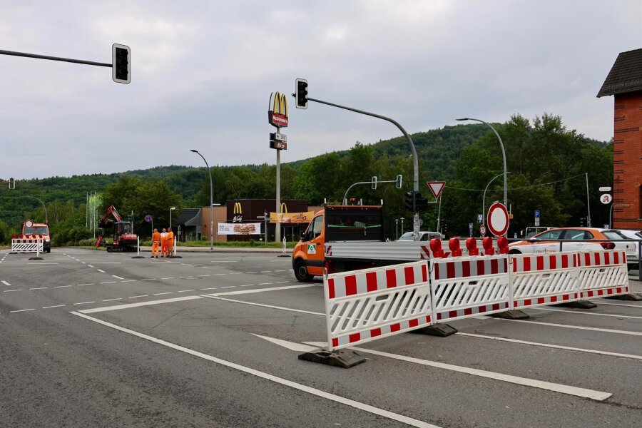Kommentar zum Verkehrsfrust in Aue: Vielzahl der Baustellen überfordert Autofahrer - Blick auf die McDonalds-Kreuzung von B 169 und S 255 in Aue: Seit Montag wird an dem Knotenpunkt gebaut.