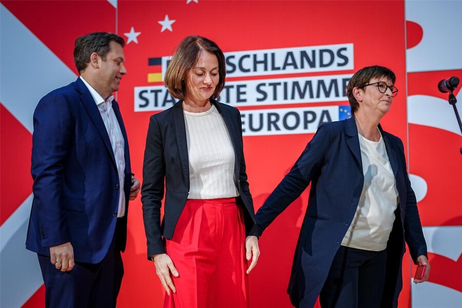 Kommentar zum Wahltag: Jetzt beginnt die Rückabwicklung des rot-grünen Politikentwurfs - SPD-Chefs Lars Klingbeil und Saskia Esken mit Spitzenkandidatin Katarina Barley (M.) nach der ersten Prognose.
