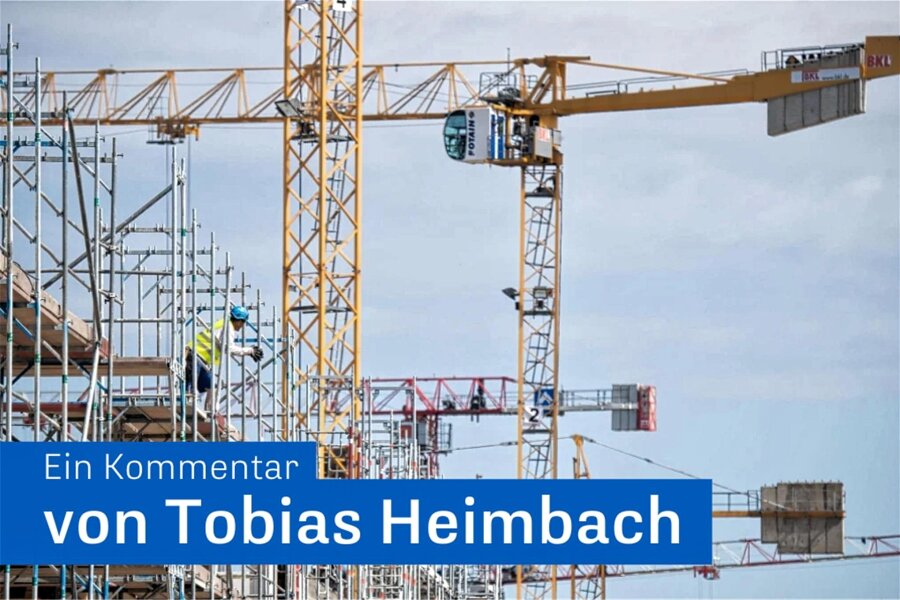 Kommentar zur Bauministerkonferenz: Lösungen für die Misere in der Bauwirtschaft gesucht - Mehrfamilienhäuser werden in einem Neubaugebiet in Niedersachsen gebaut.