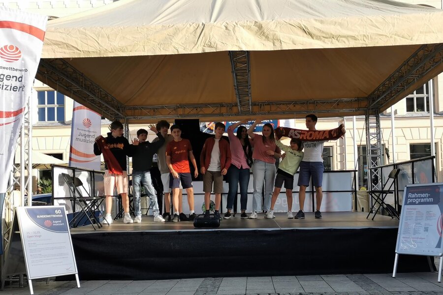 Kommentar zur beschlossenen Neuauflage der Open Stage auf dem Zwickauer Hauptmarkt - Rückblick auf 2023: Junge Musiker aus Italien singen gemeinsam auf der Open Stage vor dem Zwickauer Rathaus.