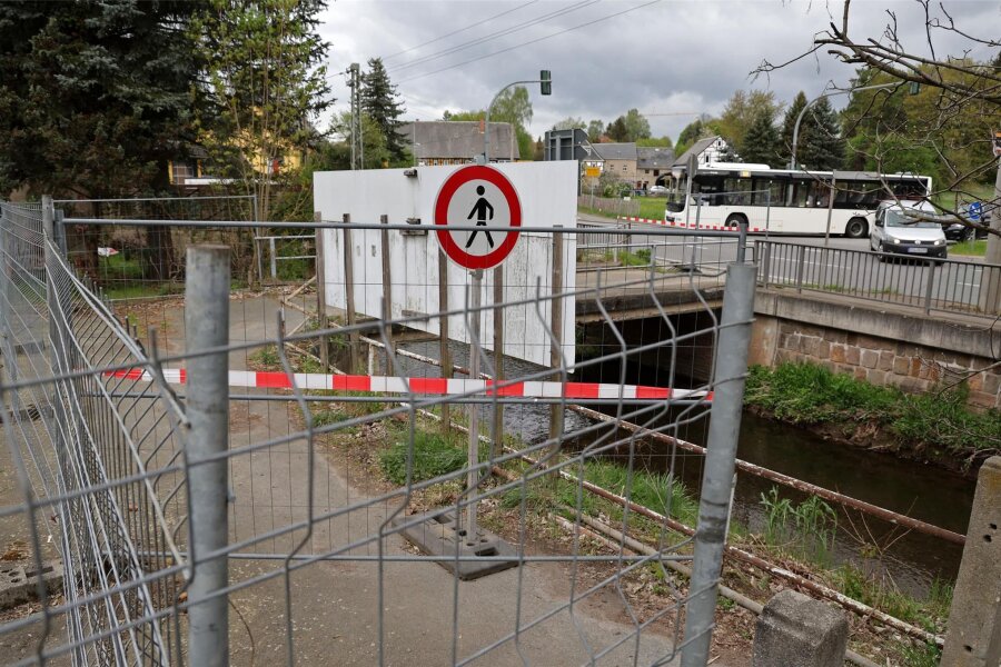 Kommentar zur Brückensperrung in Bernsdorf: Ein Dilemma mit Ansage - Vom einstigen Tittmann-Bäcker kommt man auch als Fußgänger nicht mehr auf die B 180.