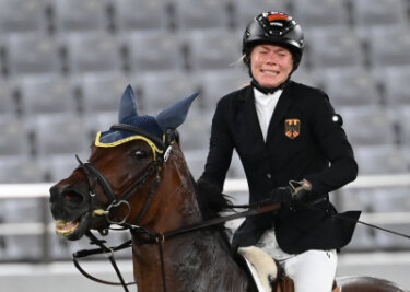 Kommentar zur Debatte um Tierwohl bei Olympia: Dieser Kampf ist nicht modern - Annika Schleu aus Deutschland nach ihrer Disqualifikation. Ihr Pferd hatte mehrmals den Sprung verweigert.