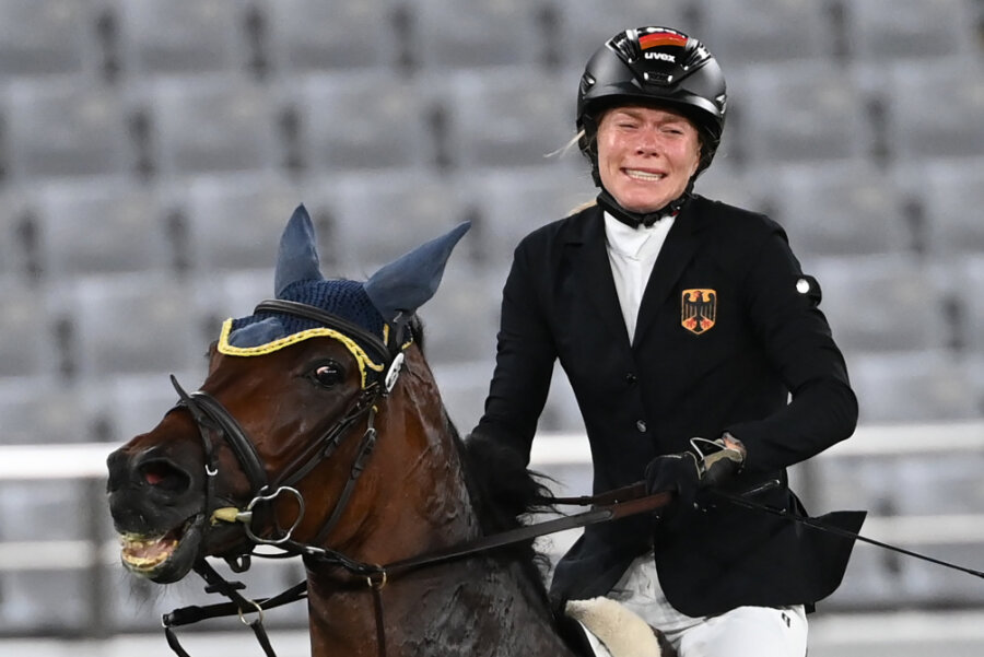 Kommentar zur Debatte um Tierwohl bei Olympia: Dieser Kampf ist nicht modern - Annika Schleu aus Deutschland nach ihrer Disqualifikation. Ihr Pferd hatte mehrmals den Sprung verweigert.