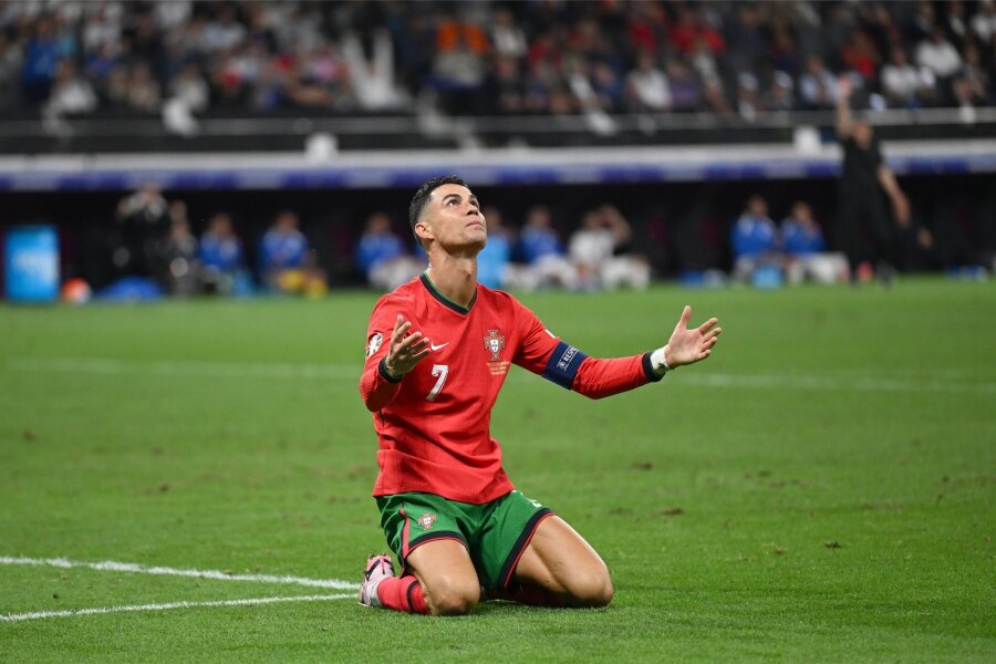 Kommentar zur Fußball-EM: Portugal ist besser ohne Cristiano Ronaldo - Portugals Cristiano Ronaldo hockt nach einer vergebenen Torchance enttäuscht auf dem Rasen.