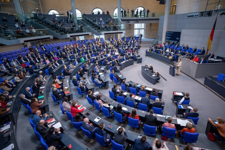 Die Abgeordneten verfolgen die Debatte im Plenum im Bundestag. Am Rednerpult steht Tino Sorge (CDU), gesundheitspolitischer Sprecher der Unionsfraktion.