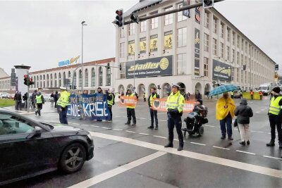 Kommentar zur Kreuzungsblockade in Chemnitz: So kann es gehen - Begleitet von Polizisten stoppte ein Klimabündnis am Freitagnachmittag dreimal für sieben Minuten der Verkehr. 