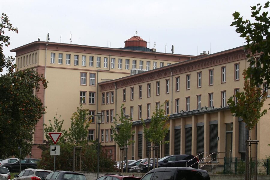 Kommentar zur Vertagung der Entscheidung über den Hochschulstandort Glauchau: Das falsche Signal - Das Gebäude der Studienakademie wurde in den 1950er-Jahren gebaut und steht unter Denkmalschutz.