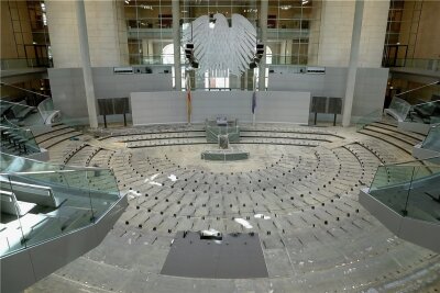 Kommt der Bundestag XXL? - Der Plenarsaal im Deutschen Bundestag ohne Stuhlreihen und Teppichboden: Müssen nach der nächsten Bundestagswahl deutlich weniger Stühle eingebaut werden?