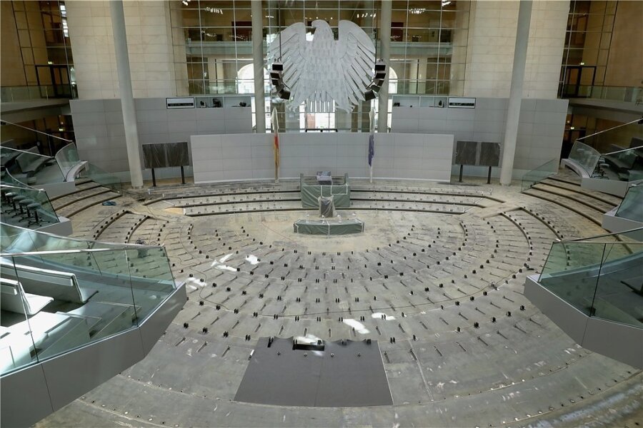 Der Plenarsaal im Deutschen Bundestag ohne Stuhlreihen und Teppichboden: Müssen nach der nächsten Bundestagswahl deutlich weniger Stühle eingebaut werden?