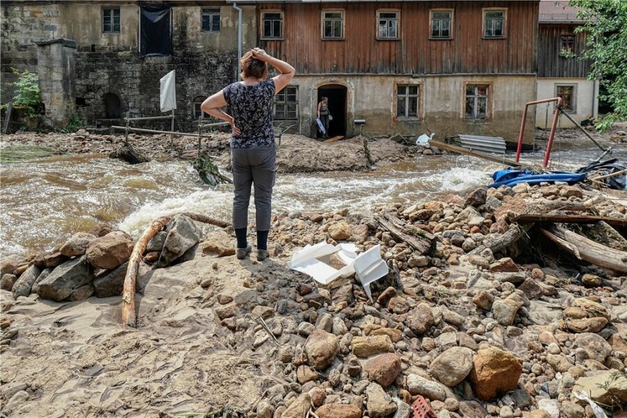 Auch in Sachsen haben Mitte Juli Starkregenfälle Häuser und Grundstücke und Straßen beschädigt - hier in Krippen in der Sächsischen Schweiz.