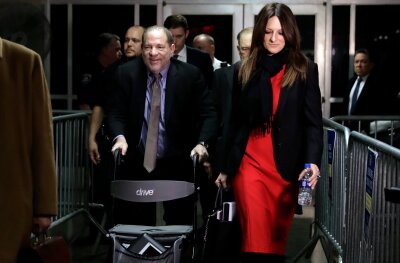 Kommt Harvey Weinstein frei? - "Weckruf" für MeToo-Bewegung - Harvey Weinstein (Mitte l), Filmproduzent aus den USA, verlässt 2020 den Gerichtssaal.
