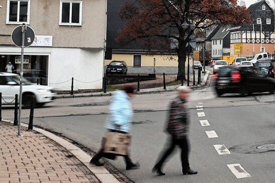 Kommt nach dem Unfall die lang ersehnte Ampel? - Diese Kreuzung in Grünhain ist seit vielen Jahren ein neuralgischer Punkt in der Stadt, vor allem für Fußgänger ist sie gefährlich.