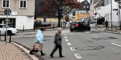 Kommt nach dem Unfall in Grünhain die lang ersehnte Ampel? - Diese Kreuzung in Grünhain ist seit vielen Jahren ein neuralgischer Punkt in der Stadt, vor allem für Fußgänger ist sie gefährlich.