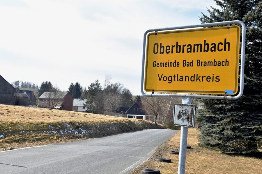 Brunnendorf Oberbrambach. Die Ortschaft oberhalb des Kurortes gehört zu den größeren bislang nicht ans Trinkwassernetz angeschlossenen Dörfern im Vogtland.