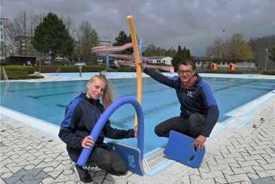 Kommt wegen Corona die "Generation Nichtschwimmer"? - Carsten Dietzsch, Geschäftsführer der BBE Badbetreiber Erzgebirge (rechts), sieht einen großen Rückstand bei den jungen Schwimmern. 