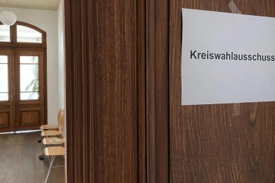 Kommunalwahl im Kreis Zwickau: Auszählung der Stimmen wird in der Nacht unterbrochen - Der Zwickauer Kreiswahlausschuss hat bereits vorgebaut und eine Unterbrechung der Wahl eingeplant.