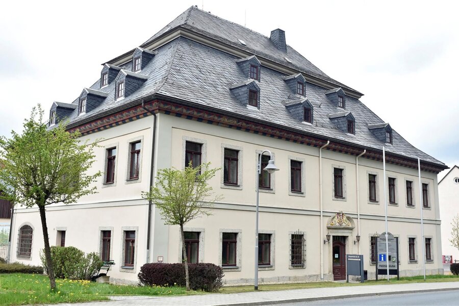Kommunalwahl in Muldenhammer: Gleich drei neue Listen - Das Herrenhaus in Tannenbergsthal ist der Sitz der Gemeindeverwaltung Muldenhammer.