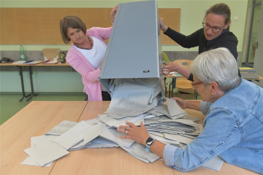 Kommunalwahlen: Neue Wählerinitiative gewinnt in Flöha, AfD wird nirgendwo stärkste Kraft - Bis spät in die Nacht werden in Mittelsachsen Stimmen gezählt, wie hier in der Oberschule „Clara Zetkin“ in Freiberg.