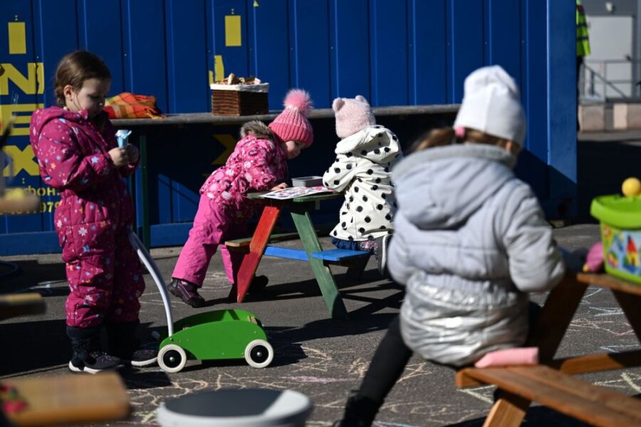 Kinder spielen in einer Aufnahmeeinrichtung für Geflüchtete aus der Ukraine in Leipzig.