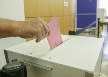 Kommunen rechnen mit deutlich mehr Briefwählern - Statt wie hier in einem Wahllokal können auch die Wähler im Erzgebirge schon vor der Bundestagswahl ihre Stimme per Brief abgeben. 