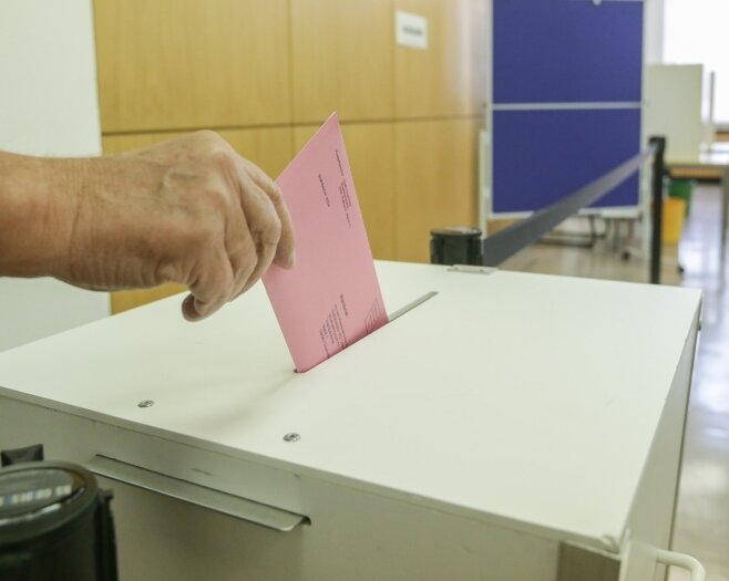 Statt wie hier in einem Wahllokal können auch die Wähler im Erzgebirge schon vor der Bundestagswahl ihre Stimme per Brief abgeben. 