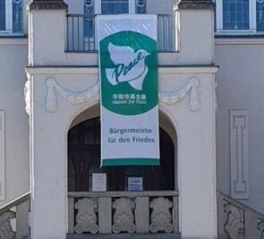 Kommunen suchen Wohnraum für Flüchtlinge - Am Lugauer Rathaus weht die Flagge von "Mayors for Peace". 
