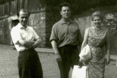 Kommunist, der sein Kreuz trägt - Fruchtbare Freundschaft: Carlfriedrich Claus (links) mit Pierre und Ilse Garnier im Sommer 1964 vor dem Wohnhaus des erzgebirgischen Künstlers in Annaberg-Buchholz. 