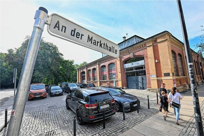 Komplizierte Regelung: Warum ein E-Autofahrer in Chemnitz ein Knöllchen erhielt - Auf dem Parkplatz An der Markthalle neben der Bierbrücke hatte der Mann sein E-Auto geparkt. Doch trotz entsprechendem Kennzeichen und Parkuhr erhielt er ein Knöllchen. Den Grund erklärt nun die Stadtverwaltung. 