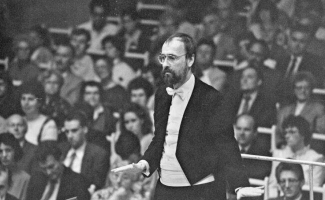 Friedrich Goldmann als Dirigent in Aktion, aufgenommen während eines Konzerts am 21. Oktober 1988. 