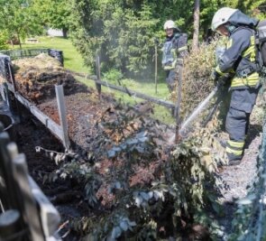 Komposthaufen in Flammen - Die Feuerwehr hat am Montag einen brennenden Komposthaufen gelöscht. 