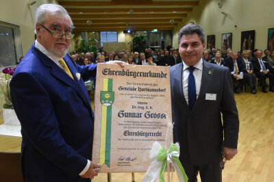 Komsa-Firmengründer ist neuer Ehrenbürger - Hartmannsdorf Firma Komsa Festakt Ehrenbürger Gunnar Grosse wird Ehrenbürger (links) von Hartmannsdorf. Bürgermeister Uwe Weinert überreichte die Urkunde.