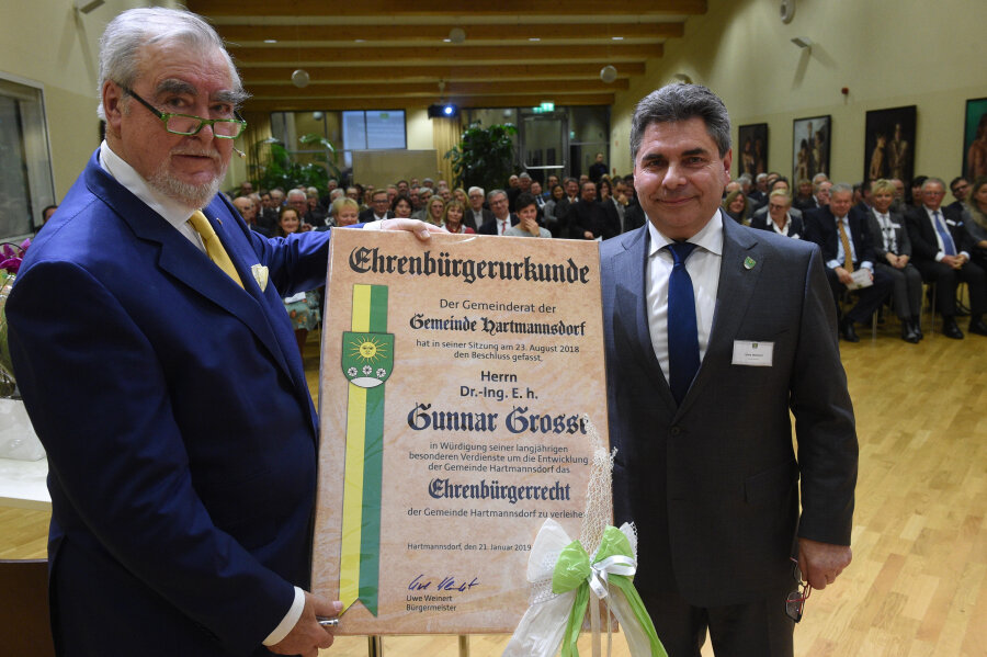 Komsa-Firmengründer ist neuer Ehrenbürger - Hartmannsdorf Firma Komsa Festakt Ehrenbürger Gunnar Grosse wird Ehrenbürger (links) von Hartmannsdorf. Bürgermeister Uwe Weinert überreichte die Urkunde.