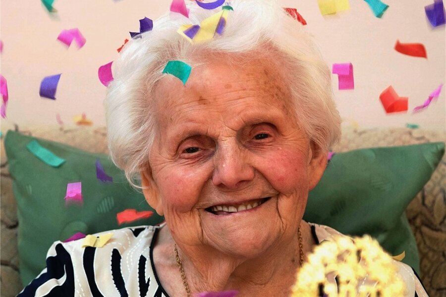 Konfettiregen und Rollmops zum 100. Geburtstag - Ein Jahrhundert Leben hat Erika Caprara mit Heimbewohnern und Betreuern sowie ihrer Familie am Mittwoch im Seniorenheim Rochsburg gefeiert.