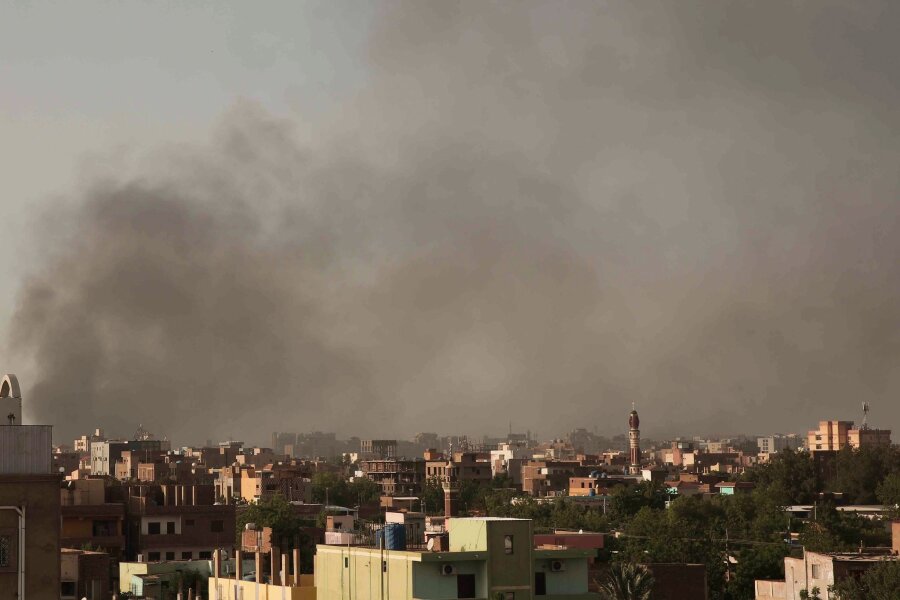 Konflikt im Sudan: Sorge vor neuen Massakern in Darfur - Im April 2023 steigt während der anhaltenden Kämpfe Rauch in Khartum auf.