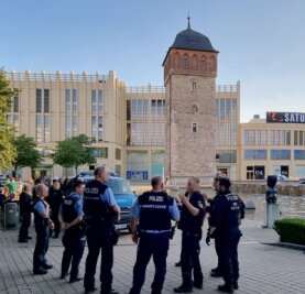 Konflikte im Chemnitzer Zentrum nehmen zu - darum sind Polizei und Stadt nicht überrascht - Polizeibeamte riegelten am 3. August den Stadthallenpark ab, nachdem es dort zu einem tätlichen Übergriff mit Pfefferspray kam. 