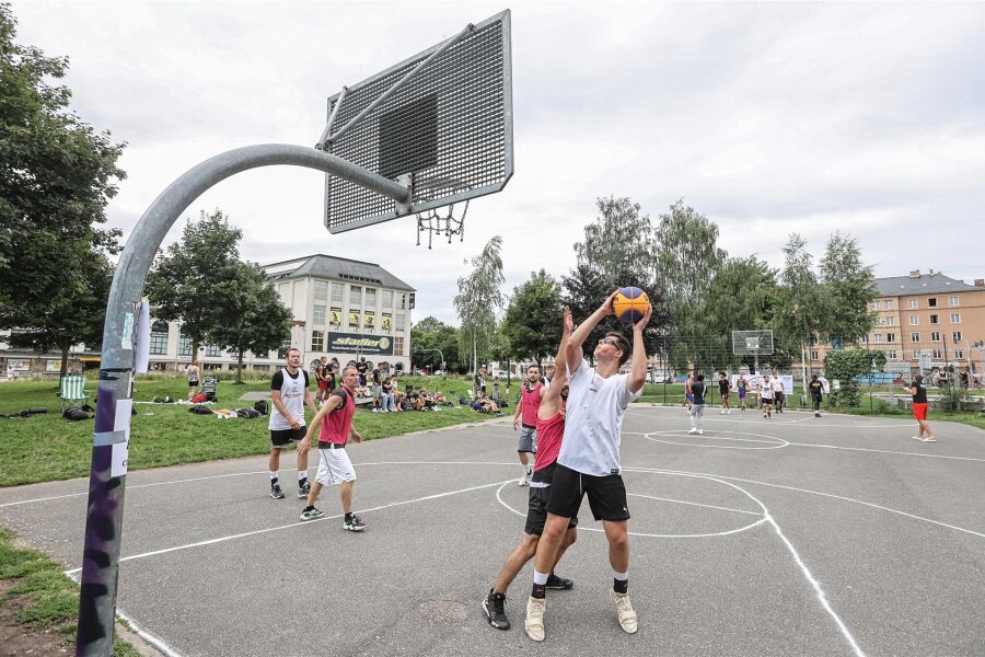 Konkordiapark in Chemnitz: Ab April entsteht ein neues Basketballfeld - Das bestehende Feld im Konkordiapark wird verschoben, daneben entsteht ein zweiter, wettbewerbsgeeigneter Platz.