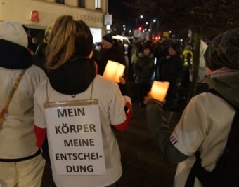 Konsequenz aus der Impfpflicht erst mit Verzug befürchtet - Seit Wochen protestieren Mitarbeiter von medizinischen und Pflegeeinrichtungen am Rande der "Montagsspaziergänge" in Freiberg gegen die Impfpflicht. 