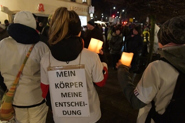 Seit Wochen protestieren Mitarbeiter von medizinischen und Pflegeeinrichtungen am Rande der "Montagsspaziergänge" in Freiberg gegen die Impfpflicht. 