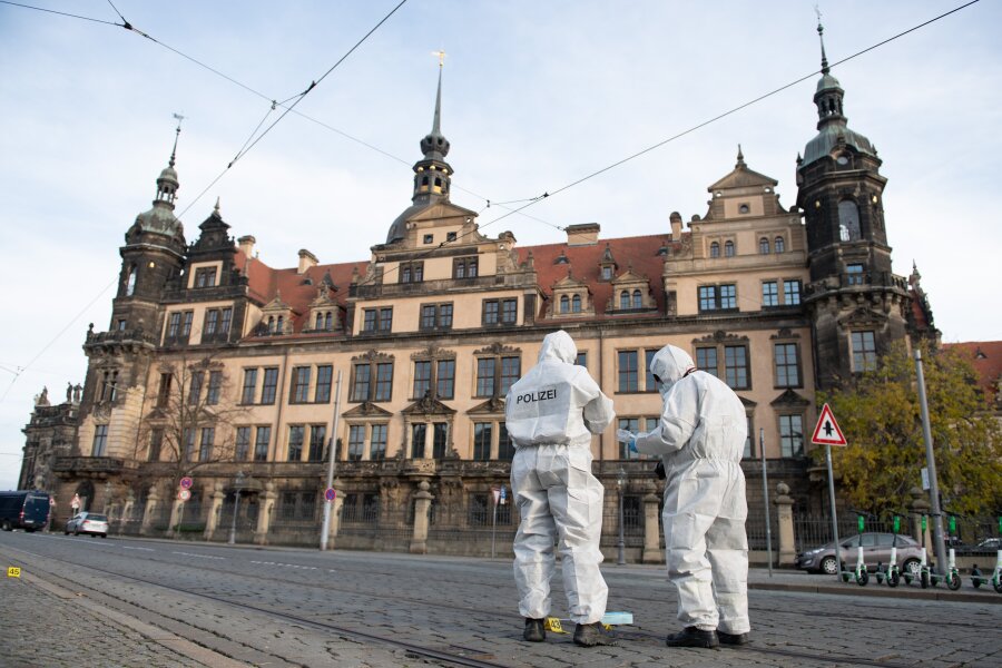 Dresden, 25. November 2019: Zwei Mitarbeiter der Spurensicherung stehen vor dem Residenzschloss mit dem Grünen Gewölbe.