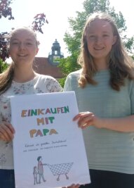Konsumverhalten in DDR und BRD: Burgstädterinnen gewinnen mit Comic Jugendwettbewerb - Sarah Otto (rechts) und Heidi Matthes vom Burgstädter Gymnasium (im Hintergrund) haben bei einem Jugendwettbewerb mit dem Comic "Einkaufen mit Papa" einen 3. Preis und 500 Euro gewonnen. 