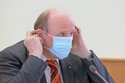 Kontaktaufnahme mit Corona-Infizierten im Kreis Zwickau: Rathaus-Mitarbeiter unterstützen Gesundheitsamt - Landrat Christoph Scheurer holt sich Hilfe aus den Rathäusern. 