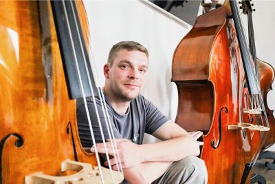Kontrabassbauer aus Markneukirchen verrät Geheimnisse eines guten Instrumentes - Marko Ackert zwischen seinen Kontrabässen.