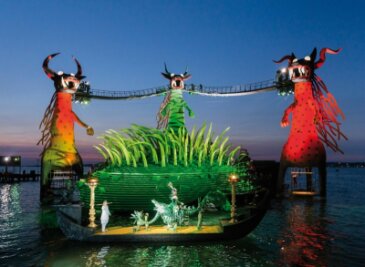 Kontrastprogramm Kultur - Die Seebühne im Bodensee vor Bregenz. Zu den Festspielen vom 23. Juli bis zum 25. August wird vor der fantastischen Kulisse im See Mozarts "Zauberflöte" gegeben.