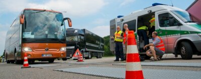 Kontrolle: 11 von 26 Busfahrern zu lange hinterm Steuer - Auf den Metallplatten am Boden wird der Bus gewogen. Höchstens 19.000 Kilogramm darf er auf die Waage bringen.