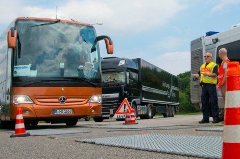 Kontrolle: 11 von 26 Busfahrern zu lange hinterm Steuer - Auf den Metallplatten am Boden wird der Bus gewogen. Höchstens 19.000 Kilogramm darf er auf die Waage bringen.